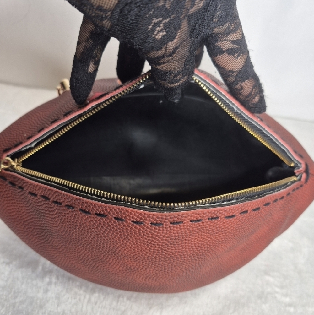 TAMPA BAY BUCCANEERS LIMITED EDITION HANDMADE Football Purse (BUCCANEERS) 🏈 - Picture 3 of 5